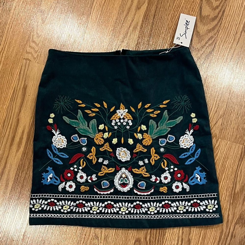 New Simplee Green Corduroy Embroidered Skirt sz M‎